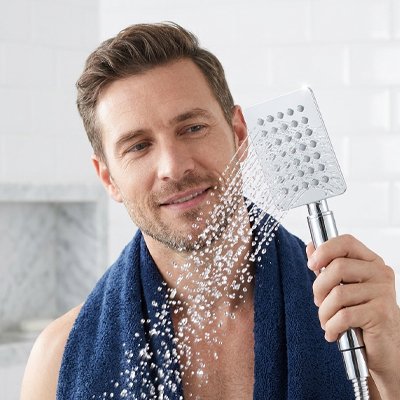 Pommeau de douche compatible avec les systèmes de douche standards 