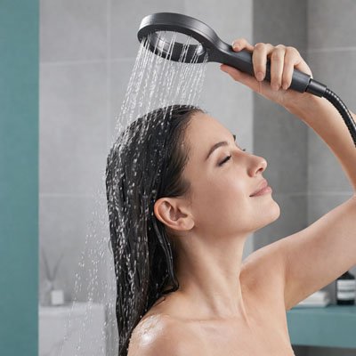 Pommeau de douche de forme arrondie avec poignée intégrée