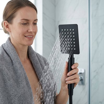 Pommeau de douche noir de forme rectangulaire moderne et élégante