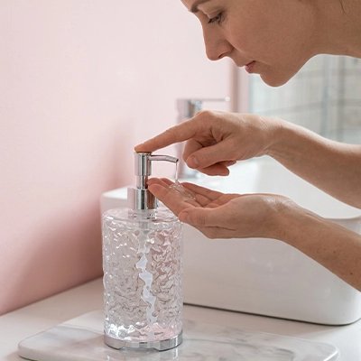 Pompe à savon rechargeable avec finition chromée et motif géométrique