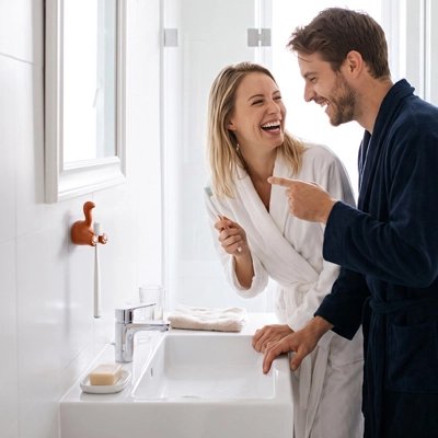 Porte-brosse à dents installé dans une salle de bain