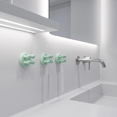 ​Porte-brosses à dents adhésifs installés sous un miroir