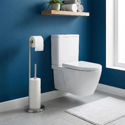 porte papier toilette sur pied argent prêt de la toilette
