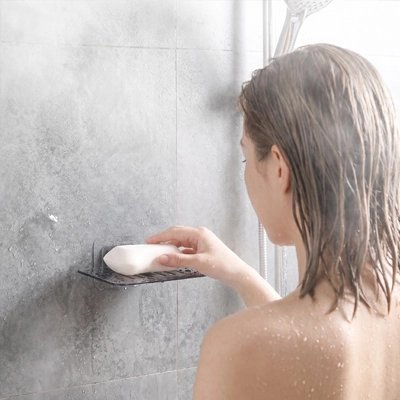 Porte-savon adhésif résistant à l’eau utilisé sous la douche