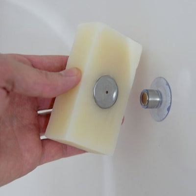 Porte savon aimante a fixation du savon par aimant intégré