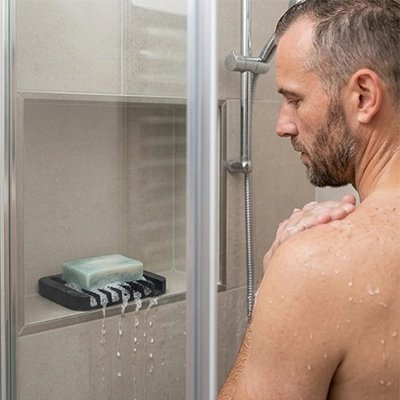 Porte-savon antidérapant installé dans une douche moderne