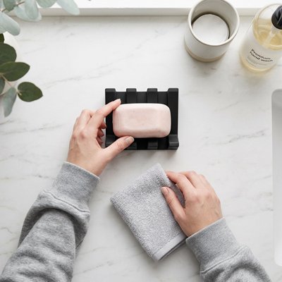 Porte savon avec espaces entre les cloisons assurent l'écoulement continu