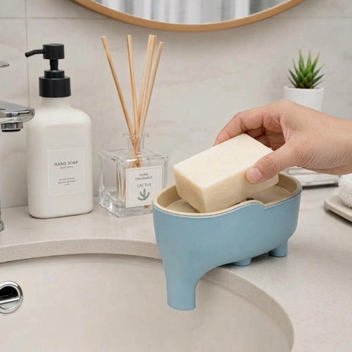 Porte-savon bleu sur pieds au bord du lavabo