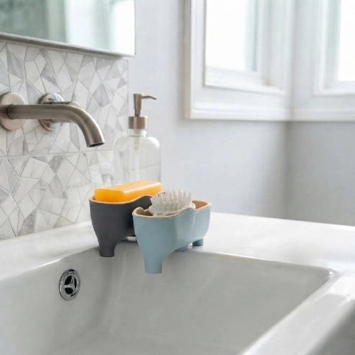 Porte-savon bleu sur pieds avec savon posé sur un lavabo
