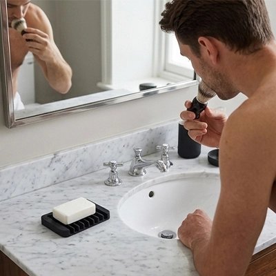 Porte-savon compact moderne installé au bord du lavabo
