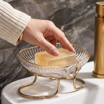 Porte savon dorées raffinées apportant une touche luxueuse et sophistiquée