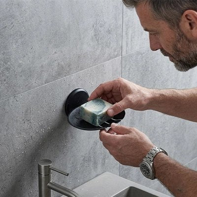 Porte-savon mural design noir installé près d'un lavabo