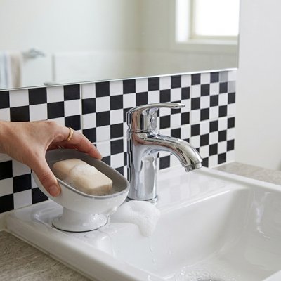 Porte savon ventouse optimisant l'espace autour du lavabo sans encombrement