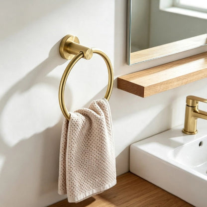 Porte-serviette anneau doré mural avec une serviette beige