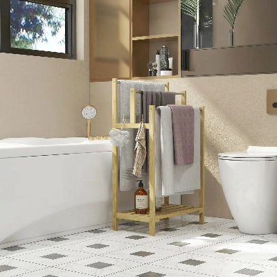 porte-serviette-en-bambou-a-coté-d'une-baignoire