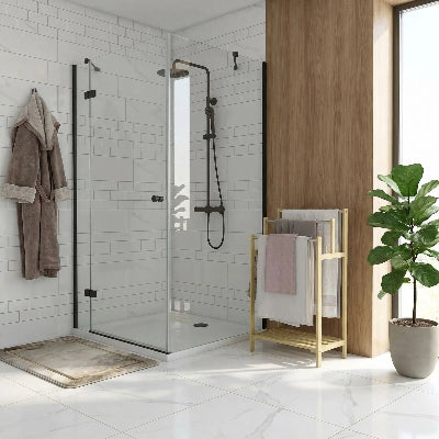 porte serviette en bambou a coté d'une douche