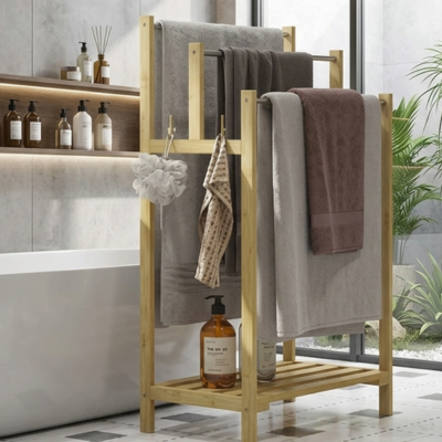 porte-serviette-en-bambou-a-coté-d'une-baignoire