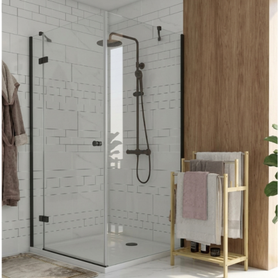 porte serviette en bambou a coté d'une douche en verre