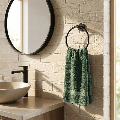 porte-serviette-noir-sur-un-mur-en-brique-beige