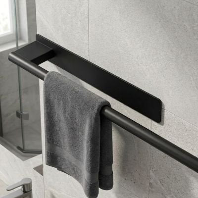 Porte serviette salle de bain compacte optimisant l'espace mural 