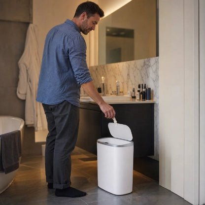 Poubelle automatique blanche design moderne dans une salle de bain