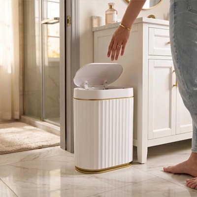 Poubelle automatique blanche pour salle de bain au design vertical