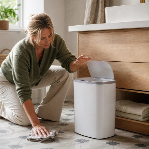 Poubelle automatique blanche pour salle de bain avec couvercle à détection