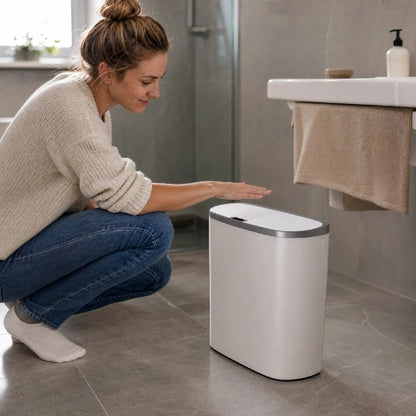 Poubelle de salle de bain blanche compacte à ouverture sans contact
