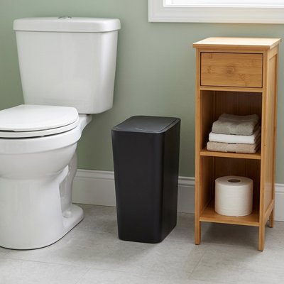 Poubelle salle de bain à base large assurant une stabilité 