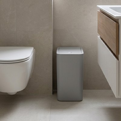 Poubelle salle de bain à revêtement anti-traces