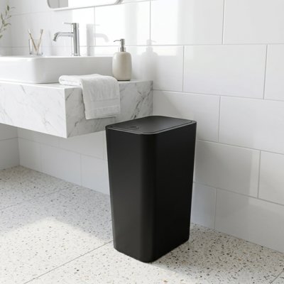 Poubelle salle de bain à sa conception haute et étroite