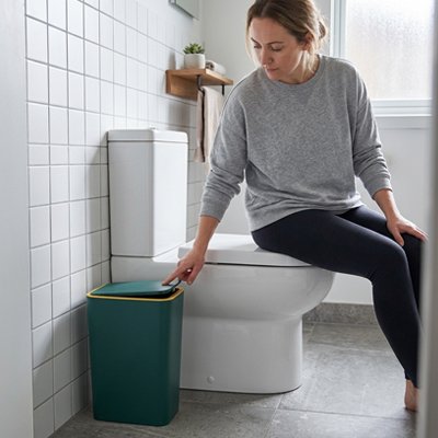 Poubelle salle de bain avec bac extractible facilitant le vidage 