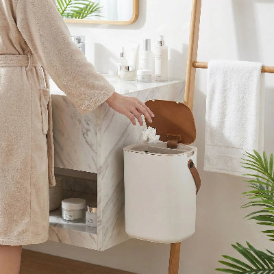 poubelle-salle-de-bain-avec-poignée