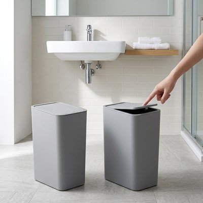 Poubelle salle de bain avec seau amovible facilitant le vidage