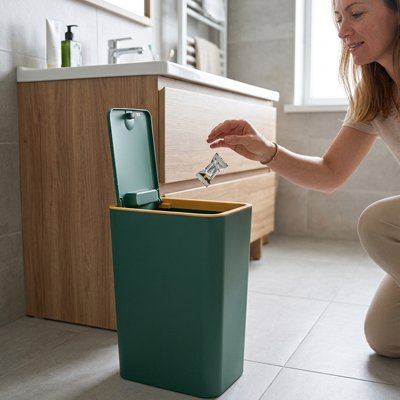 Poubelle salle de bain construite en plastique durable supportant l'humidité