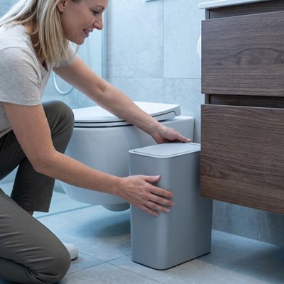 Poubelle salle de bain grise adapté aux besoins quotidiens 