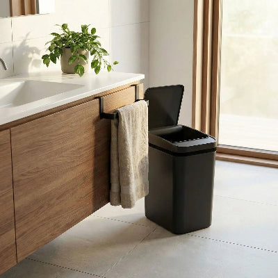 poubelle-salle-de-bain-noir-en-plastique-de-bon-format