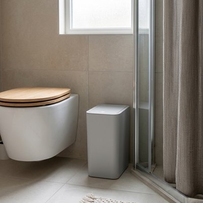 Poubelle salle de bain qui se glisse entre les meubles 