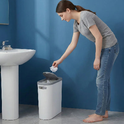 poubelle-wc-dans-une-salle-de-bain-bleu