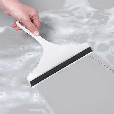 Raclette de douche compact facilitant le rangement