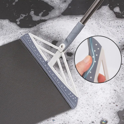 Raclette de nettoyage pour plancher humide placée près d’une douche 
