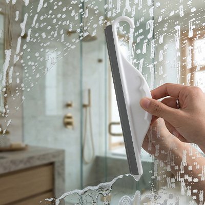 Raclette douche  adaptée aux fenêtres, parois de douche et miroirs 