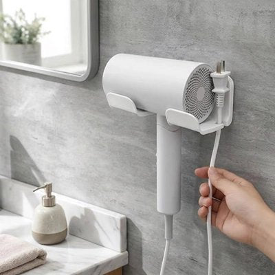 Rangement mural pour sèche-cheveux dans une salle de bain