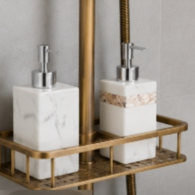 rangement-pour-produit-sur-la-colonne-de-douche-doré