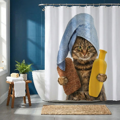 rideau de douche blanc avec un chat devant une baignoire