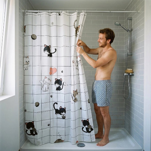 Rideau de douche blanc décoré de petits chats sur fond quadrillé