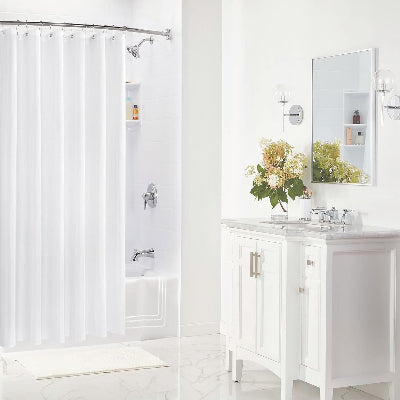 rideau-de-douche-dans-une-salle-de-bain-blanche