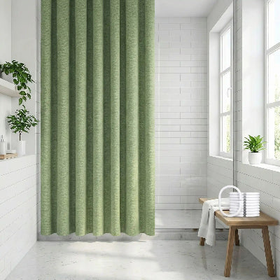 rideau de douche en tissu vert devant une baignoire