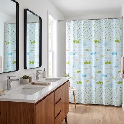 Rideau de douche imperméable installé dans une salle de bain