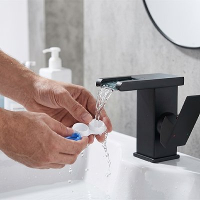 Robinet jet d'eau en cascade large offrant un écoulement apaisant 
